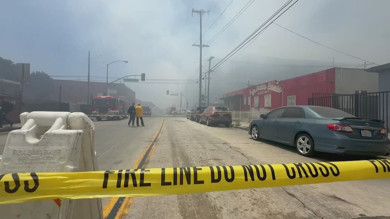 Furia en Boyle Heights: Comunidad encara a las autoridades por olores de comida podrida de almacén quemado