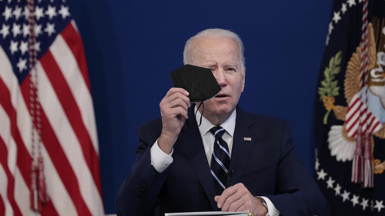 Según una nueva actualización de los Centros para el Control y Prevención de Enfermedades (CDC), el primer objetivo en Estados Unidos será prevenir los contagios a través de programas de vacunación y tratamientos selectivos, así como facilitar el acceso a mascarillas gratuitas. También se espera un continuo monitoreo de posibles nuevas variantes, dejar atrás el cierre tanto de escuelas como de negocios y, no menos importante, ayudar a que el mundo se pueda inmunizar al ritmo que lo hacen las grandes potencias. 
<a href="https://app.prende.tv/envivo/207305?utm_source=univisioncom&utm_medium=referral&utm_campaign=news-promo-november">Puedes ver más noticias gratis en Prende TV aquí.</a>