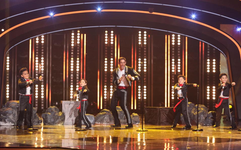 <b>Johnny Lozada</b> y 
<b>Los Peque Flow</b> se pusieron el traje de charro para cantar 'El Rey', pero le dieron un toque muy particular.