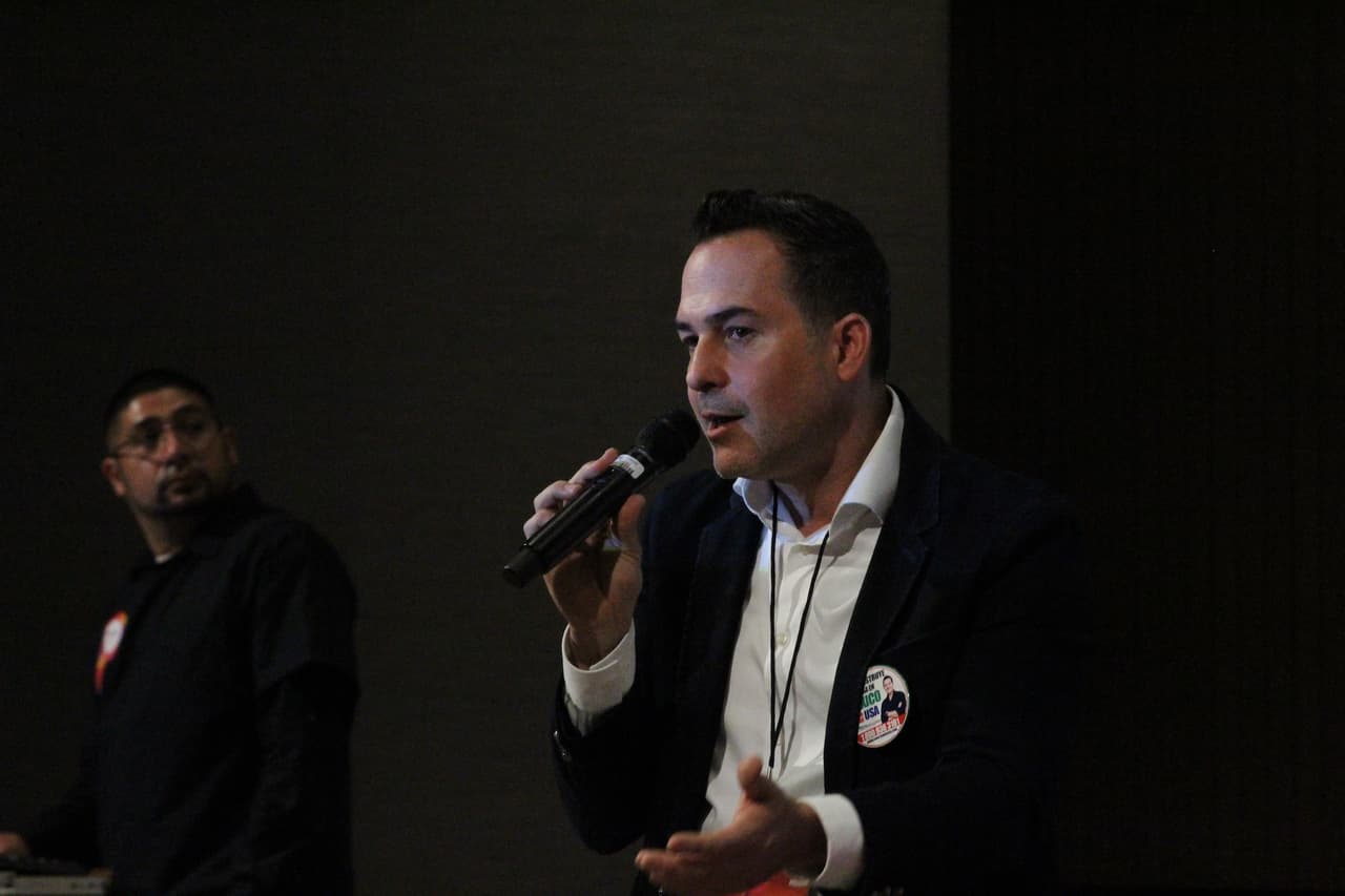 Carlos Calderón, Empresario y Presentador, Univision, tuvo una doble aparición en esta exposición. Primero, dando la bienvenida a los asistentes y luego, contando su historia y la de su negocio, el cuál inició buscando iniciar una problemática pertinente a los latinoamericanos.