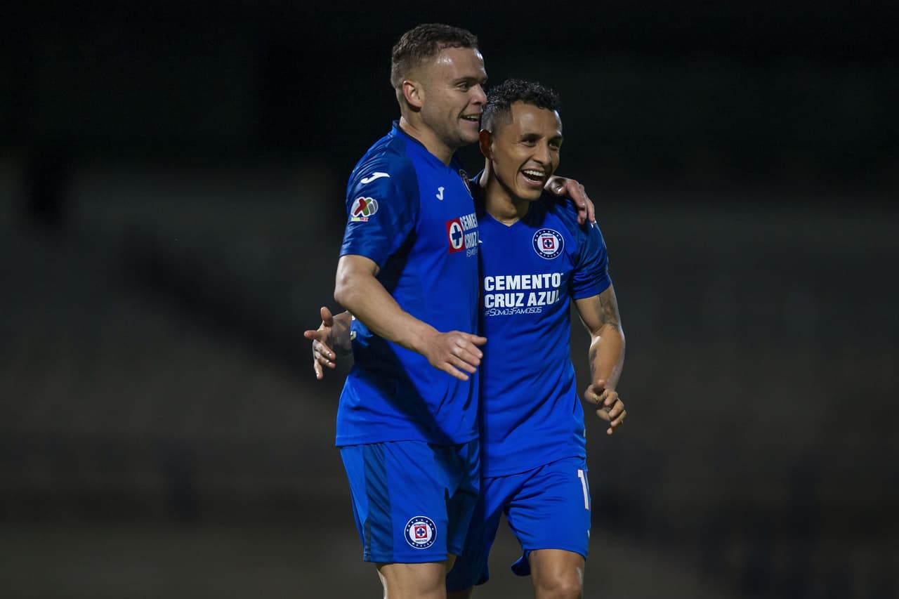 Cruz Azul vence a la Chivas ys e acredita como el campeón de la Copa GNP por México.