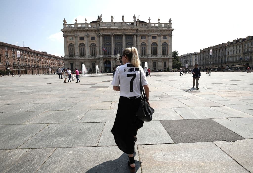 Una mujer luce la playera de Cristiano Ronaldo en el centro histórico de la ciudad italiana de Turín.