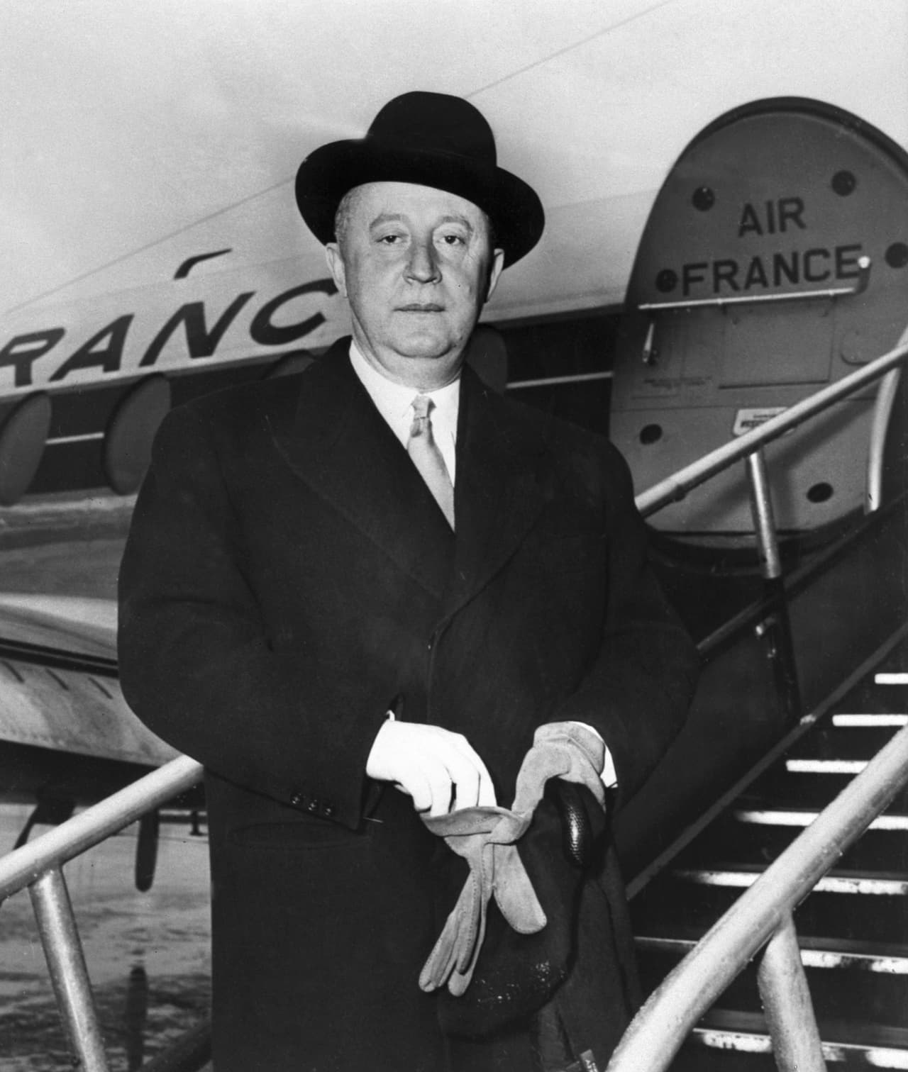 El diseñador francés
<b>Christian Dior </b>empezó su carrera en el mundo de la moda en 1946, respaldado por un empresario que apostó por su talento.
