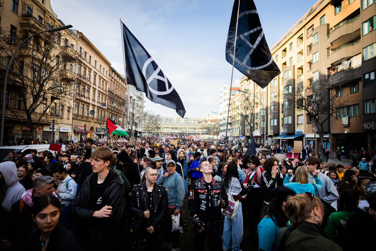 Domingo 8 de marzo de 2026, Berlín: la gente participa en la manifestación «March 8 International» desde Kreuzberg hasta Neukölln para conmemorar el Día Internacional de la Mujer. En Berlín se celebran numerosas manifestaciones con motivo del Día Internacional de la Mujer. Foto: Christoph Soeder/picture-alliance/dpa/AP Images
