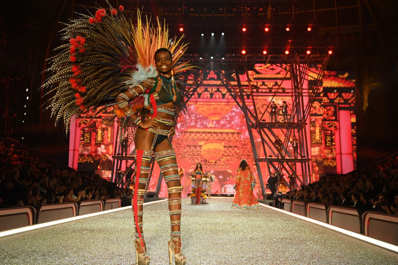 Como si se hubiera fugado del Carnaval de Río, María Borges llevó unas alas hechas de plumas de pavo real que se desprendían de su espalda. Una vez más, la parafernalia resultó más vistoza que el mismo conjunto de ropa interior.
