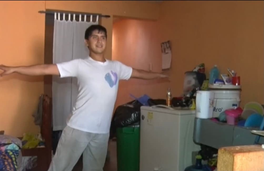 Por eso, el joven siempre aprovecha cualquier tiempo libre que su nuevo
<a href="https://www.univision.com/temas/trabajo">trabajo</a> le deja para entrenar y mantenerse en forma,
<b> con la única finalidad de estar listo cuando el futuro prometedor que la vida le debe, se pose frente a él. </b>
<br>