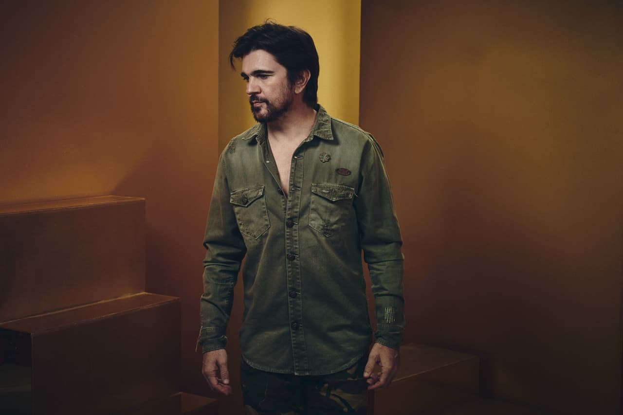 "Ese día no consumo quesos, no lácteos, y comida saludable, como vegetales", dice Juanes. "Pero lo más importante es hacer ejercicios de voz. 
<b>Al menos 30 minutos antes no recibo a nadie en el camerino</b> porque estoy ejercitando las cuedras y enomendándome a Dios".
