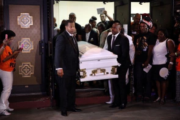 Familiares despidieron a Eric Garner, el hombre que murió bajo custodia de la policía en Staten Island. La agencia municipal que investiga las acusaciones de abusos por parte de la Policía anunció que está estudiando miles de quejas que ha recibido en los últimos años por el uso de técnicas de asfixia para la inmovilización de sospechosos.