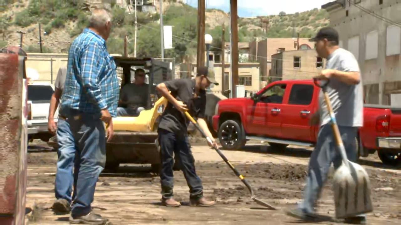 “Nunca en mi vida había visto tanta agua”, dijo Lupita Martínez, grabó video viral de las inundaciones que se registraron en Miami, Arizona. Mientras que para esta joven el evento fue algo histórico, para el señor Jesús Quezada, hace tres décadas no fue hace mucho; “No es histórico porque ya había pasado antes... pasó en el 84 o el 85…estábamos en la cantina nosotros tomándonos una cerveza pues después del trabajo cuando dijeron, 
<i>ahí viene el agua</i>”
<br>
<br>[Jesús Quezada es el hombre que trae puesta la camisa azul]