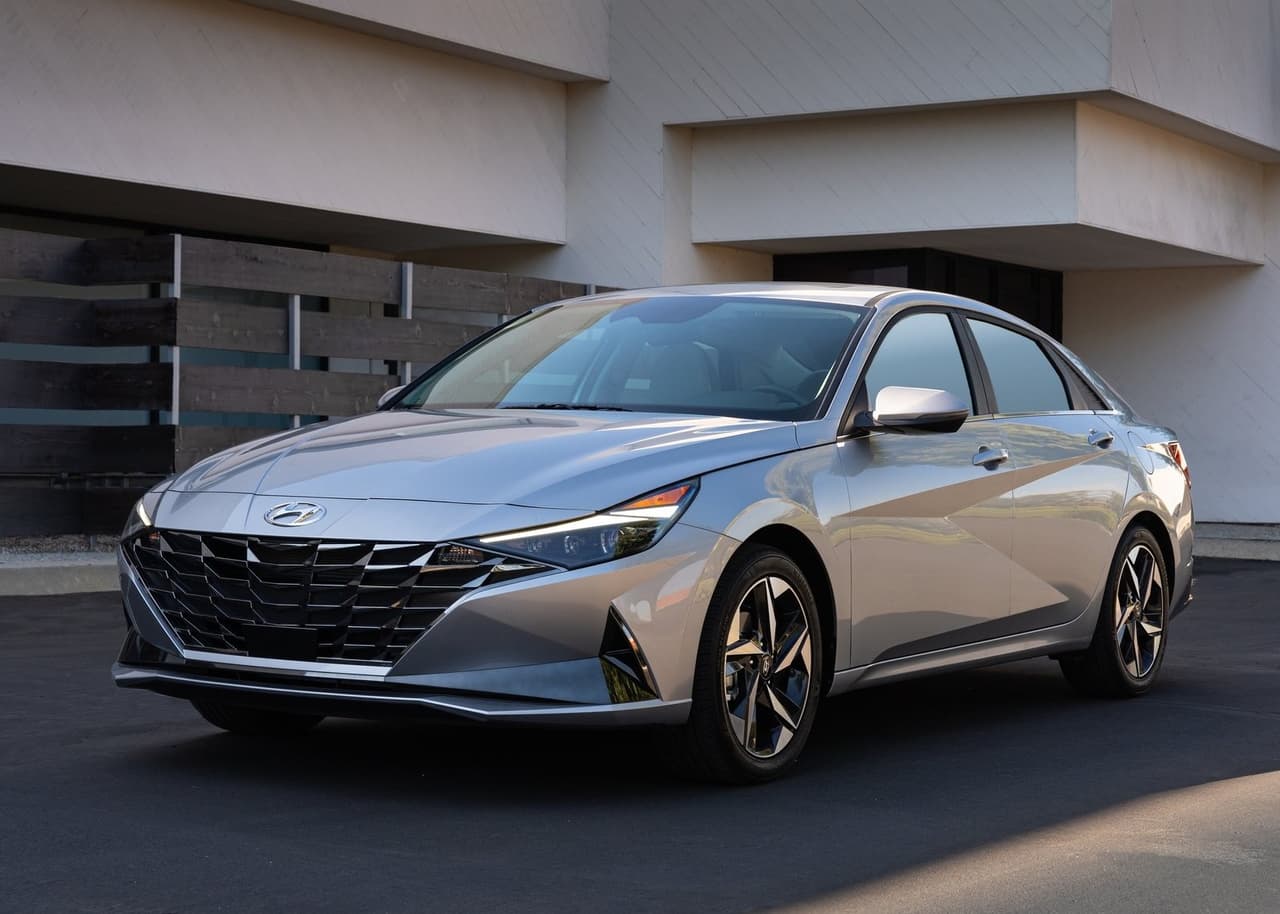 <h3 class="cms-H3-H3"><b>Hyundai Elantra – 37 mpg</b></h3>
<br>
<br>El Hyundai Elantra es otro modelo que recientemente fue rediseñado. Monta un motor cuatro cilindros de 147 caballos de potencia que trabaja en conjunto con una transmisión automática CVT. Este sedán surcoreano ofrece un consumo de 33 mpg en ciudad, 43 mpg en carretera y 37 mpg en trayecto combinado.
<br>