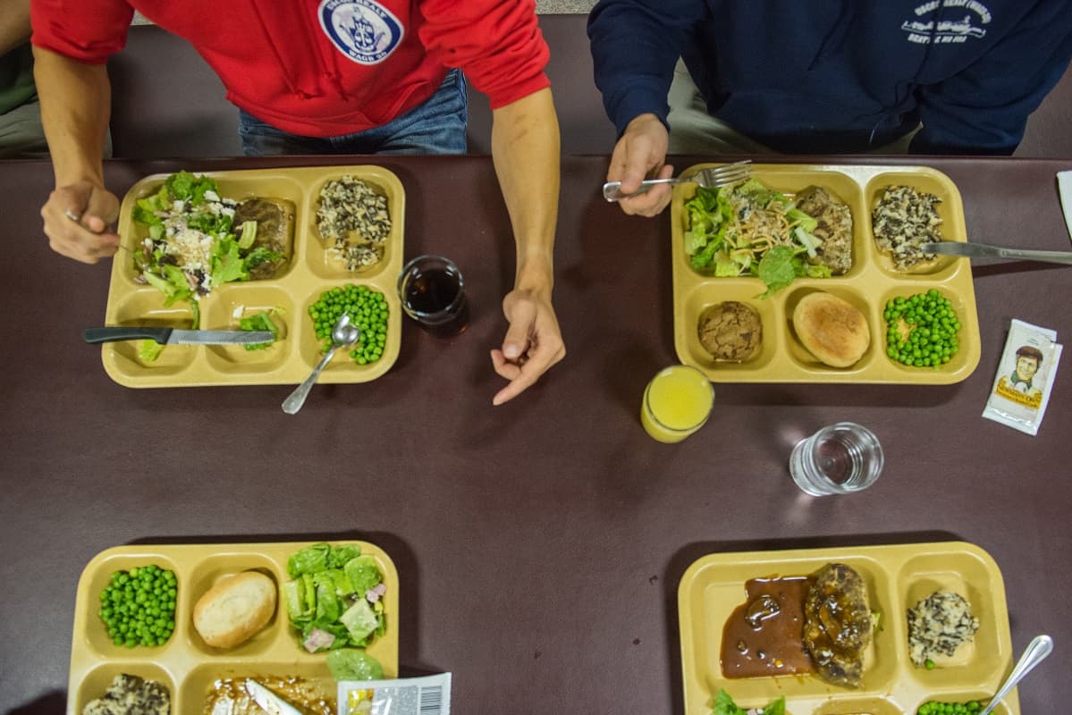 Para la tripulación, uno de los lugares más importantes es el restaurante. Allí, el jefe de cocina trata de mantener a todos contentos con cuatro comidas diarias: desayuno, almuerzo, cena y una comida extra a la medianoche.