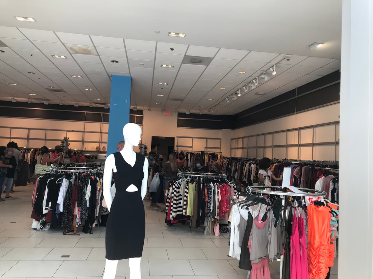 Sí, vestidos largos y cortos, blusas, faldas, suertes y hasta chaquetas de vestir a precios que nunca se vieron en turístico pase comercial frente al mar en Santa Monica.