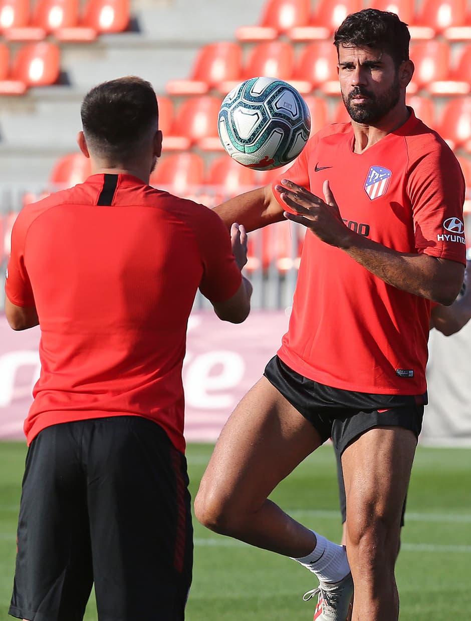 A pesar de que aún no ha sido presentado de manera oficial ante la prensa y la afición, Héctor Herrera participó en su primer entrenamiento con el Atlético de Madrid al mando de Diego Simeone. Además del mexicano, estuvo presente Felipe, quien también llegó desde el F.C. Porto.