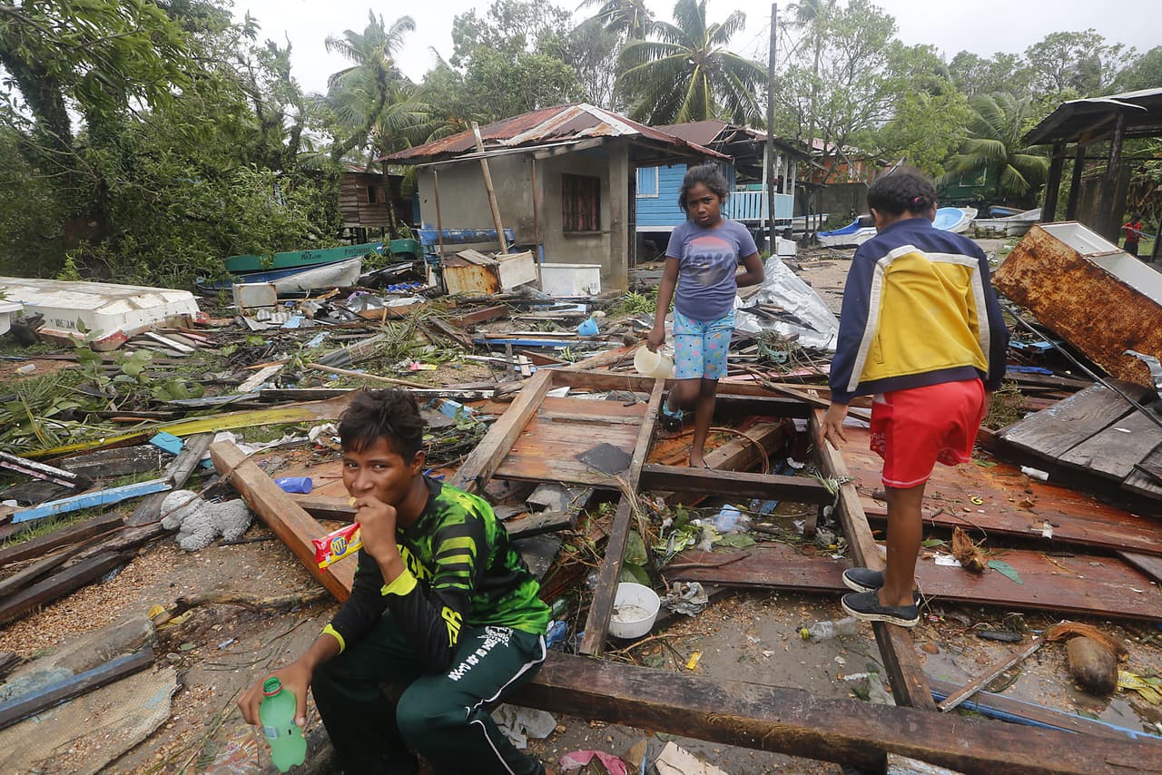 Un grupo de niños frente a su casa destruida por Eta en Puerto Cabezas, al noreste de Nicaragua, el 4 de noviembre. El huracán tocó tierra cerca de este pueblo el 3 de noviembre con fuerza de categoría 4. Eta fue la 28va tormenta con nombre esta temporada e igualó el récord de meteoros de 2005.