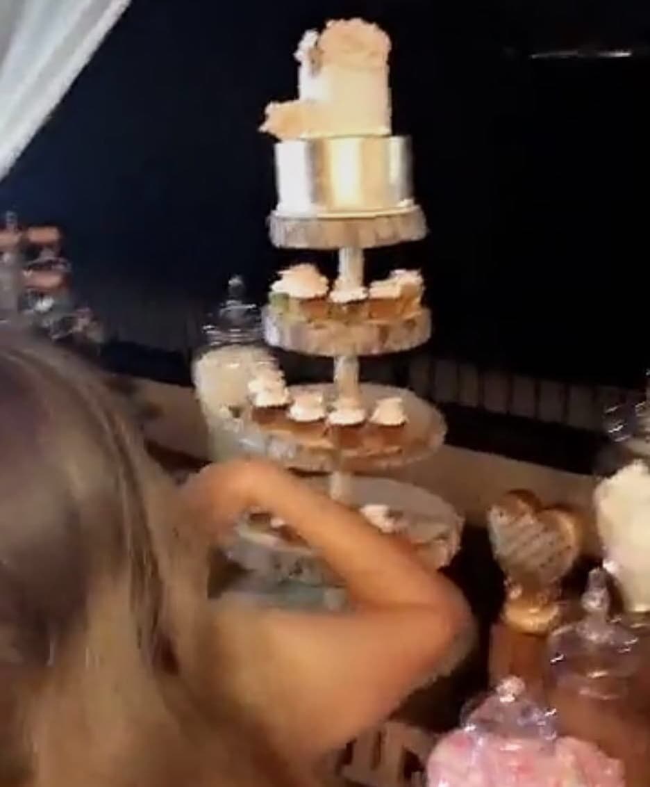 La familia Rivera la pasó bailando y bebiendo tequila y cerveza. El pastel fue conformado por pequeños cupcakes para facilitar que cada quein pudiera agarrar los que le apetecieran.