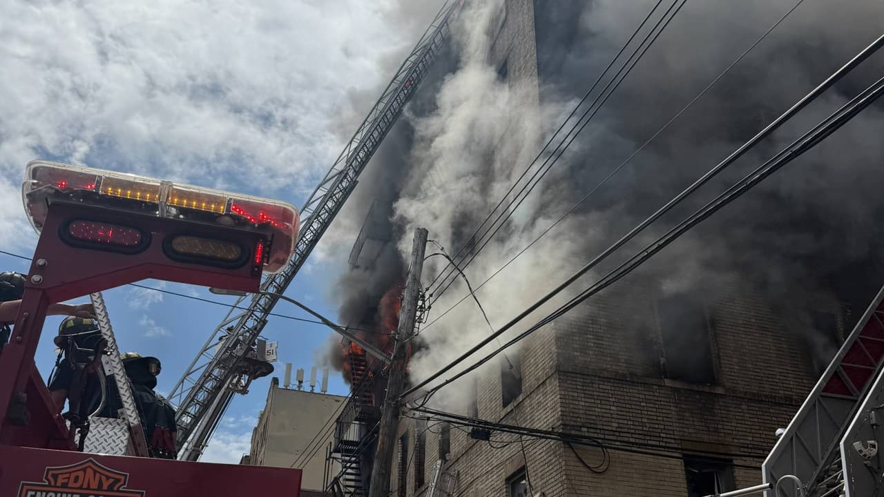 Recuperan tercer cuerpo entre los escombros del edificio devastado por un incendio en el Bronx