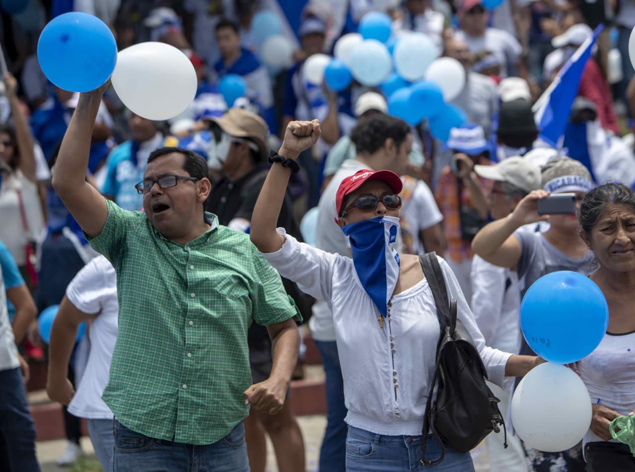 Globos y banderas azules y blancas: las insólitas pruebas contra los detenidos por "terrorismo" en Nicaragua