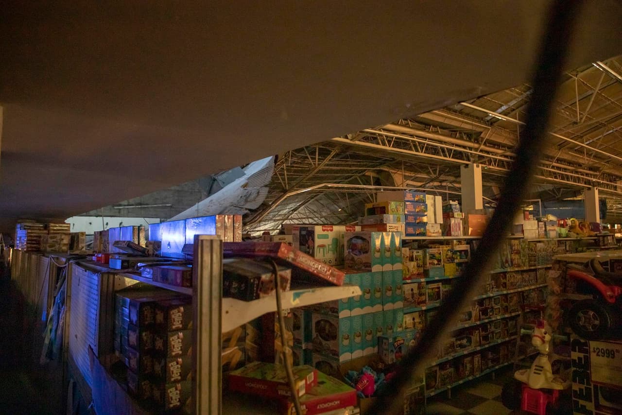 Las autoridades pidieron de evitar transitar por caminos con encharcamientos o inundados; conducir con precaución, ya que se registró la caída de restos de árboles y objetos arrastrados o derribados, y apartarse de lugares próximos a muros, árboles, cables de luz y espectaculares en visible riesgo de caer.