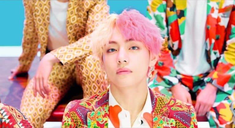 Taehyung, mejor conocido como V, de BTS, se presentó en el comeback "IDOL" con un corte de cabello llamado Two Block Cut.El estilo se vuelve más evidente en él porque decidió teñir una mitad de rosa y otra de rubio.