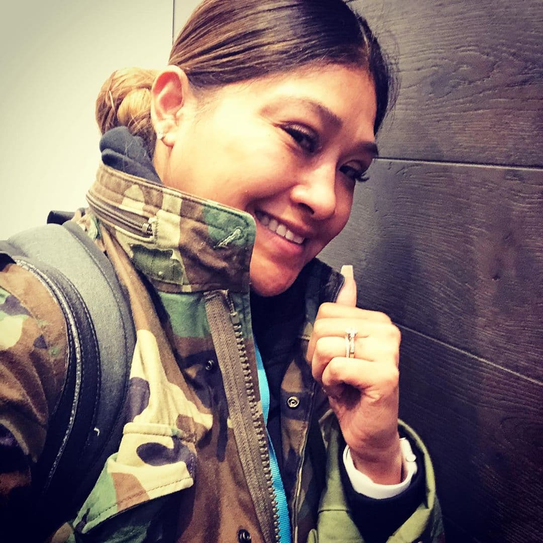 Lucero asegura que fue agredida sexualmente mientras servía en Irak. Su unidad estaba conformada por 250 hombres y solo seis mujeres. Un día mientras descansaba, relata que alguien le cubrió la cabeza con una bolsa de dormir. “Me sofocaron y me besaron, no sé quién me besó y me tocaron las partes privadas”, recuerda. Ella reportó el abuso a sus superiores: “Me quejé, pero no dije que alguien me violó. Yo dije que alguien me estaba molestando”. Asegura que lo hizo por temor a represalias y también por falta de confianza en el sistema. Gigi Lucero se acaba de retirar tras 20 años de servicio activo, pero el trauma por el abuso del que dice que fue víctima, no la abandona: “Es muy difícil, aún estoy en terapia y uso medicamentos. Esto fue en 2003 y hasta el día de hoy no puedo respirar el olor de un taller mecánico, mi vida sexual no existe con mi esposo porque me asusto”.