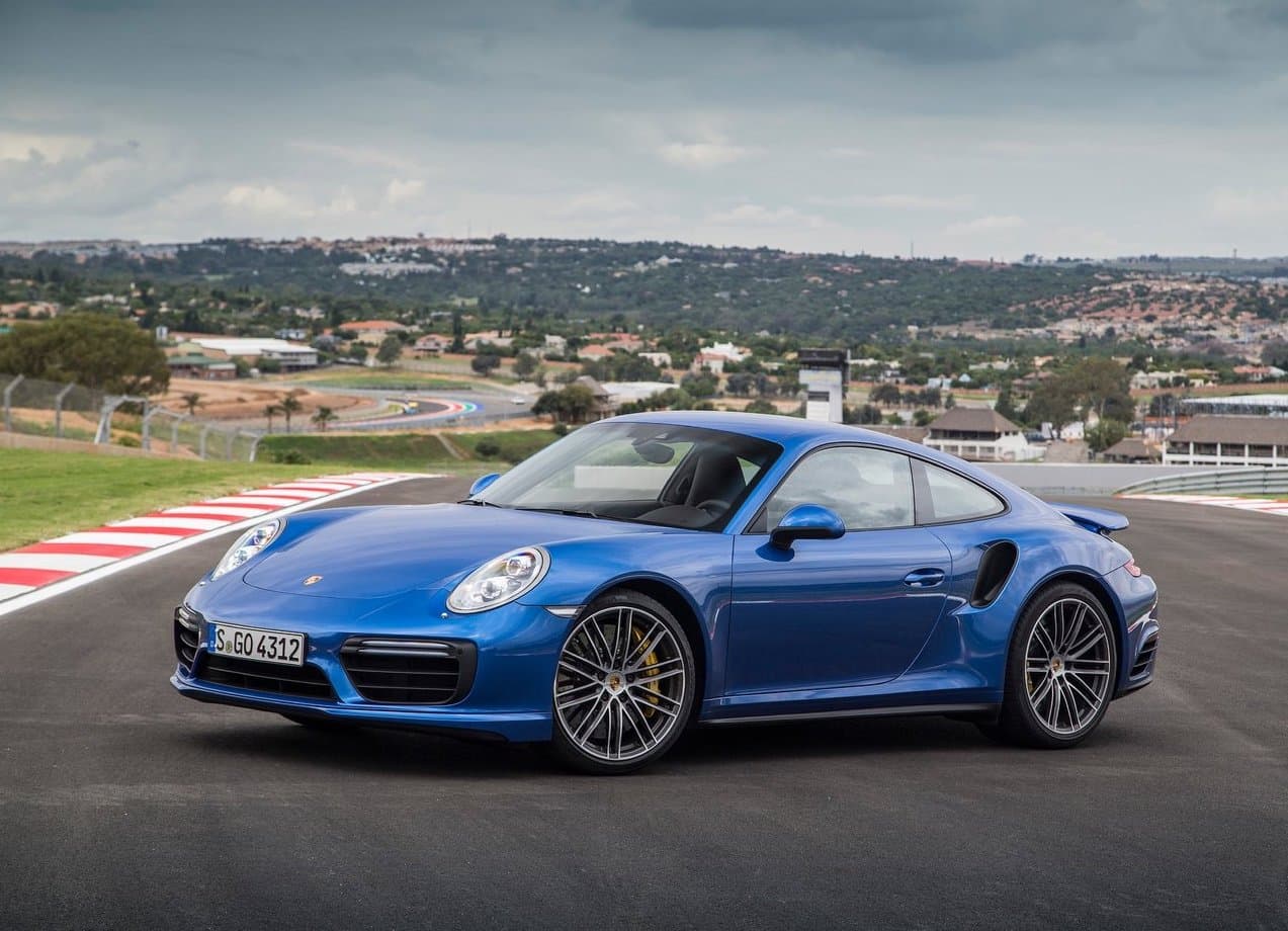 <b>8. Porsche 911 - 9.9 años</b>
<br>
<br>Damos paso a los deportivos con el Porsche 911, un cupé que cuando lo compran nuevo permanece con el mismo dueño un promedio de 9.9 años. Un dato para nada descabellado puesto que normalmente este tipo de vehículo no es utilizado como medio de transporte principal. Para algunos, incluso se trata de una pieza coleccionable.
<br>
<br>En la imagen un Porsche 911 2016.