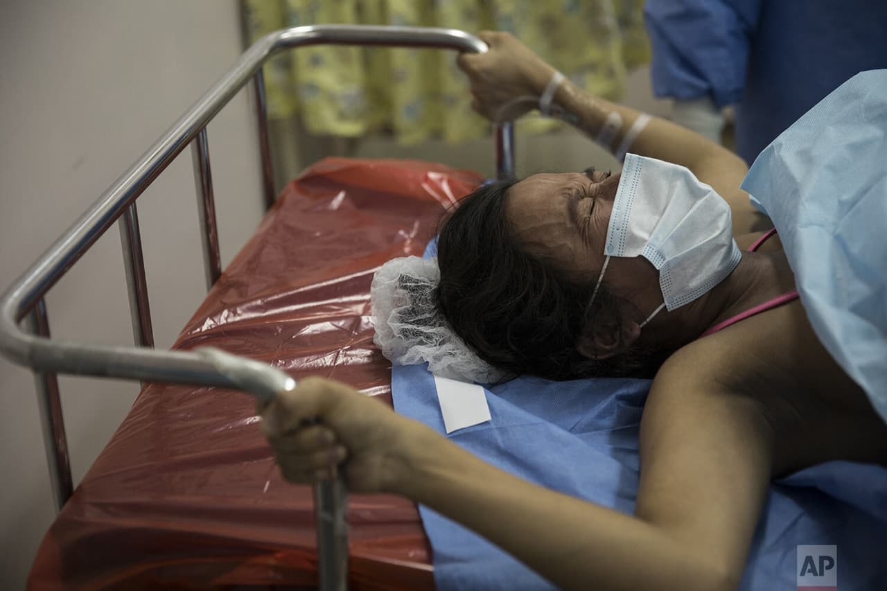 Antes de dar a luz en el hospital de maternidad más grande de Perú, 
<b>María Álvarez cerró los ojos e hizo una petición a través de su mascarilla. </b>
<br>
<br>En imagen, Álvarez, de 24 años, puja durante el trabajo de 
<a href="https://www.univision.com/temas/parto">parto </a>a finales de julio pasado.