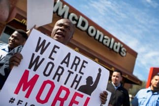 Empleados de McDonald's exigen alza al salario mínimo en Chicago
