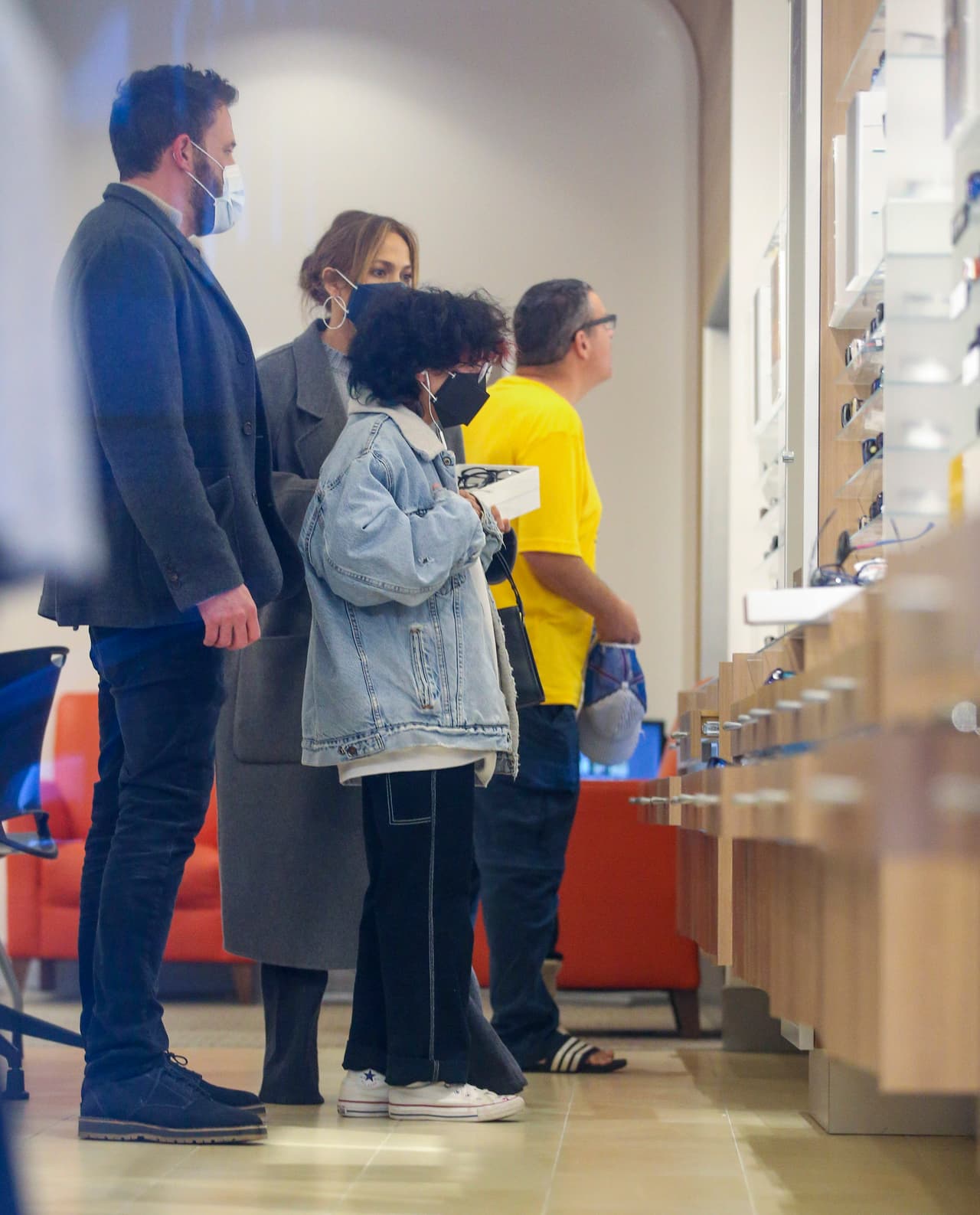 Mientras tanto, Emme, la hija de 'La Diva del Bronx', se dejó ver 
<b><a href="https://www.univision.com/famosos/emme-muniz-hija-melliza-jennifer-lopez-y-marc-anthony-fotos" target="_blank">con su peculiar estilo. </a></b>
<br>