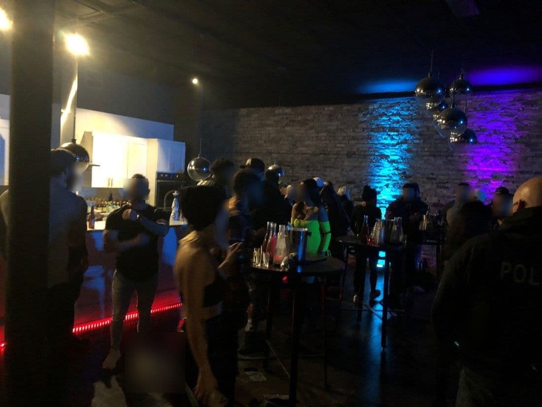 Los investigadores encontraron 142 asistentes sin distanciamiento social y sin cubrebocas. Era un evento comercial en un edificio residencial.
<br>