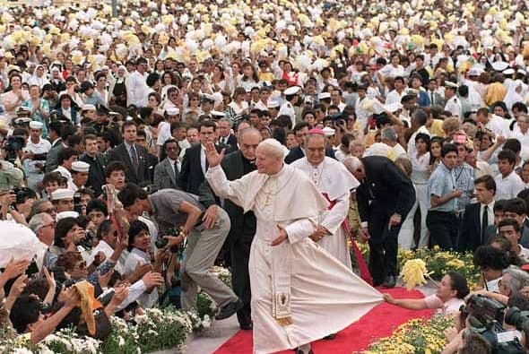 Países latinoamericános visitados por el Papa:Chile (abril 1987) ,Colombia (julio 1986),Costa Rica (marzo 1983),Cuba (enero 1998) ,República Dominicana (enero 1979, octubre 1984, octubre 1992),El Salvador (marzo 1983, febrero 1996).