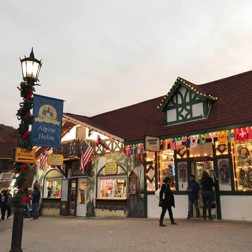<b>INVIERNO</b>. Hay que empezar por lo obvio, y es que 
<b><a href="https://www.univision.com/local/atlanta-wuvg/ciudad-navidena-es-ideal-para-una-escapada-de-fin-de-semana-en-georgia-este-diciembre-2022-fotos">Helen</a></b> es una ciudad que por su ubicación y encanto se convierte un destino para visitar Georgia a lo largo del año, aunque durante diciembre, este lugar se viste de gala -literalmente- y se convierte en una parada obligada para los amantes de la Navidad