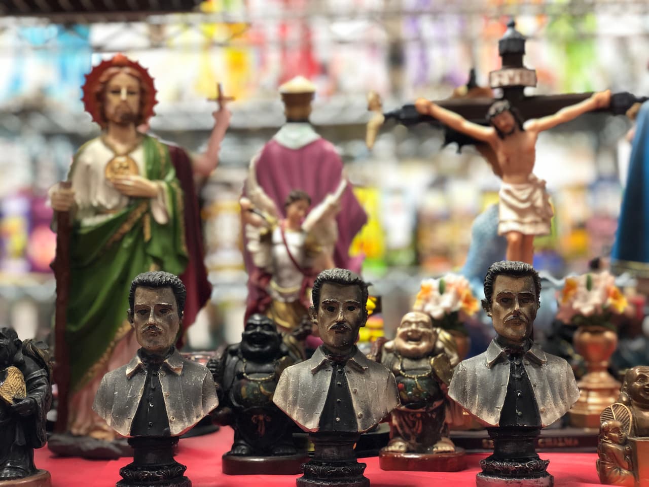 Mezclado entre estas imágenes religiosas, resalta Jesús Malverde, quien según cuenta la leyenda urbana fue un narcotraficante mexicano durante la primera década del siglo XX. Actualmente es venerado por algunos como un santo a quien le piden protección y dinero.