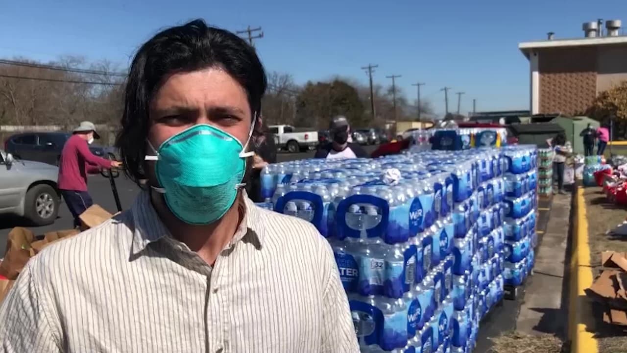 En la escuela Navarro ubicada en 1200 Fairfield Dr. están repartiendo agua embotellada, pañales para bebés y comida libre de costo para las familias que fueron afectadas por el impacto de la tormenta invernal.
