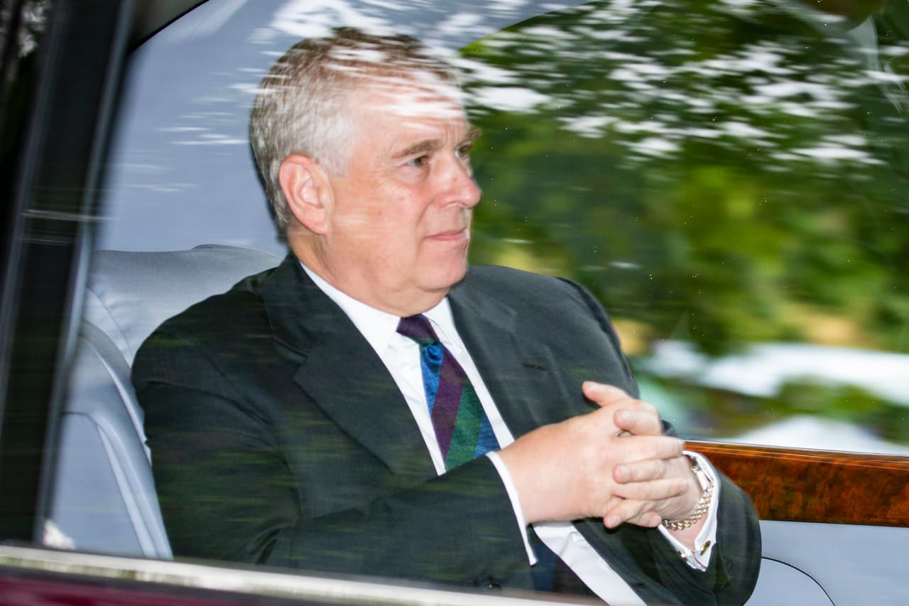 De acuerdo a reseñas publicadas por
<a href="https://www.mirror.co.uk/news/uk-news/prince-andrew-had-orgy-paedophile-20664407" target="_blank">Mirror</a>, el
<a href="https://www.dailymail.co.uk/news/article-7595709/Prince-Andrew-joined-orgy-Jeffrey-Epstein-nine-girls-accuser-claimed.html" target="_blank">Daily Mail</a> e
<a href="https://www.independent.co.uk/news/uk/home-news/prince-andrew-jeffrey-epstein-orgy-virginia-roberts-giuffre-channel-4-dispatches-a9164566.html" target="_blank">Independent</a>, el documental retoma un declaración judicial de Virginia Giuffre, quien en 2015 acusó a Epstein de haber abusado sexualmente de ella.