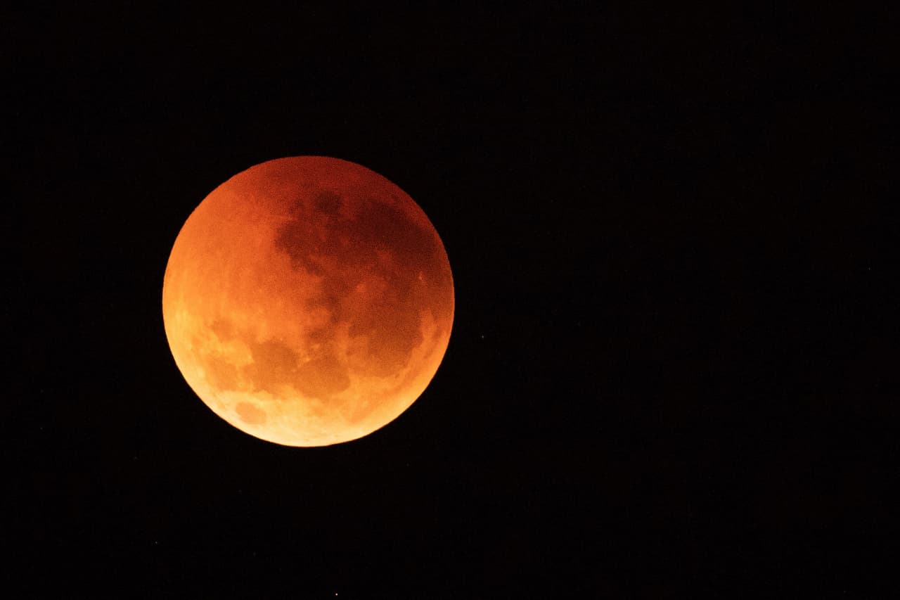 Cómo y cuándo ver el eclipse lunar 'luna de sangre'
