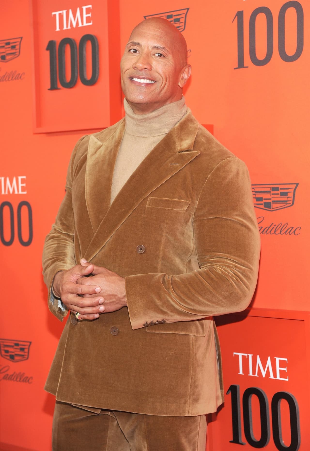 En el 
<b>segundo lugar</b> hay un empate entre dos actores. Primero aparece 
<b><a href="https://www.univision.com/entretenimiento/con-esta-tierna-imagen-la-roca-presume-que-se-convirtio-en-padre-a-sus-45-anos" target="_blank">Dwayne Johnson 'La roca'</a></b>, que sumará a su chequera 
<b>20 millones de dólares</b>, por su participación en la nueva entrega de la franquicia '
<b>Fast & Furious'</b>, que llegará a los cines de Estados Unidos en agosto.