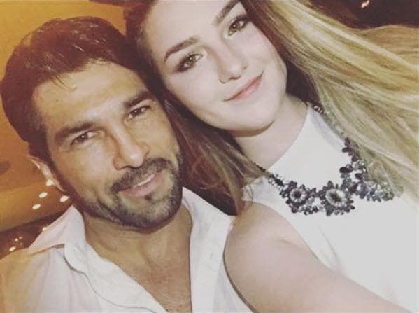 Arturo Carmona 
<a href="https://www.univision.com/shows/despierta-america/huele-a-suegro-arturo-carmona-esta-celoso-video">se enteró del noviazgo de su hija a través de las redes sociales</a>, cuando vio algunos comentarios de amor de Melanie.