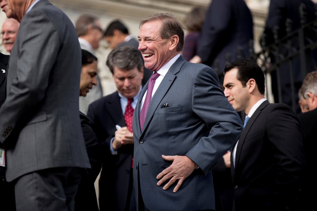 <b>Neal Dunn. </b>Recibió
<b> 1,000 dólares</b> el 09/06/2016.