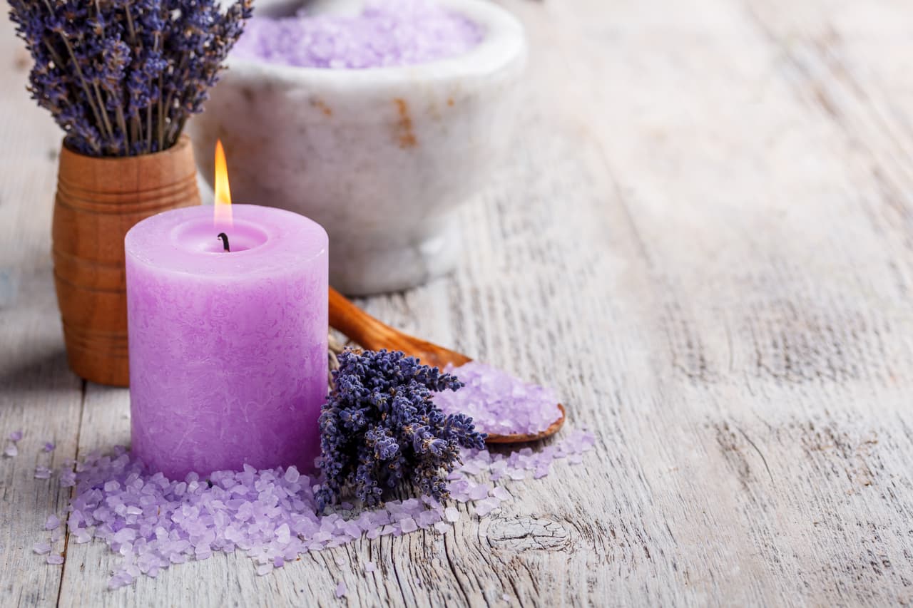 Una vez que hayas limpiado tu baño aromatízalo suavemente con velas de olor, o yerbas como la albahaca o la menta de suave aroma.