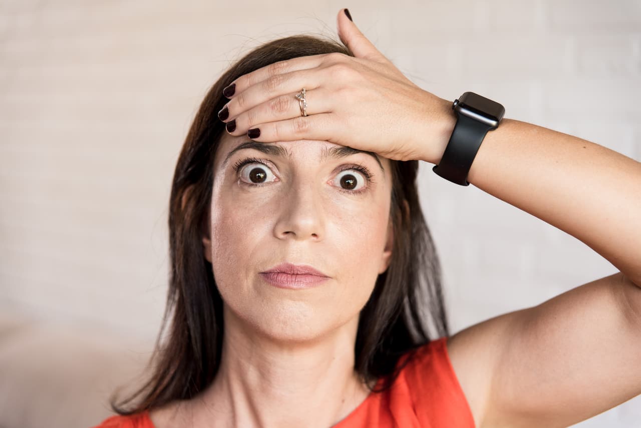 <b>Sorpresa</b>. Abre bien los ojos, 
<b>sin arrugar la frente</b>, mientras concentras la vista en un punto delante de ti. Haz cuatro respiraciones profundas y termina cerrando los ojos. Este ejercicio es perfecto para
<b> reafirmar los músculos alrededor de los ojos </b>y ayudar a levantar y suavizar la frente: "Impulsará la circulación y el brillo del rostro. Ejercitará los músculos alrededor de los ojos, fortalecerá del nervio óptico y por lo tanto, tonificará la piel flácida y eliminará las patas de gallo. También dará una apariencia enérgica a los ojos", dice Scavone.