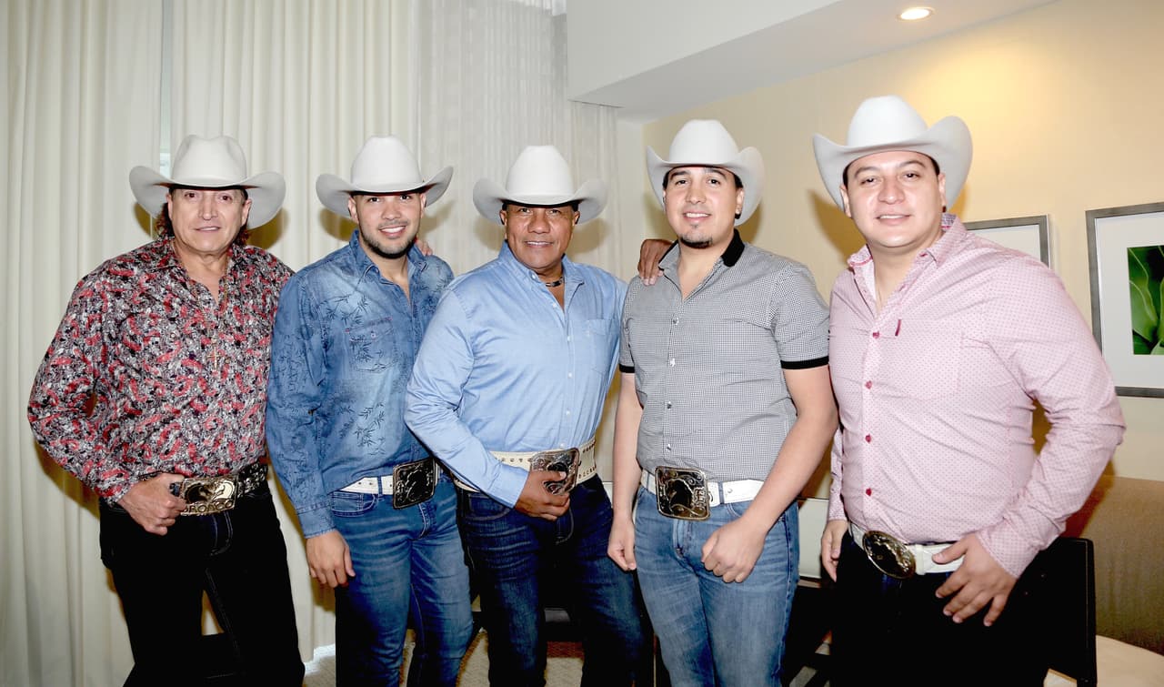 "Y también 
<b><a href="https://www.univision.com/shows/pequenos-gigantes/lupe-esparza-responde-a-las-acusaciones-de-ramiro-delgado-ahora-sabemos-por-que-el-acordeonista-no-estuvo-en-pequenos-gigantes-2019-fotos" target="_blank">por respeto a Ramiro</a></b>, que está su hijo aquí: qué mayor prueba que tenemos a su hijo aquí (en el grupo), yo no lo hubiera permitido, como papá, que estuviera con unas personas maltratadoras y ladrones", finalizó Esparza.