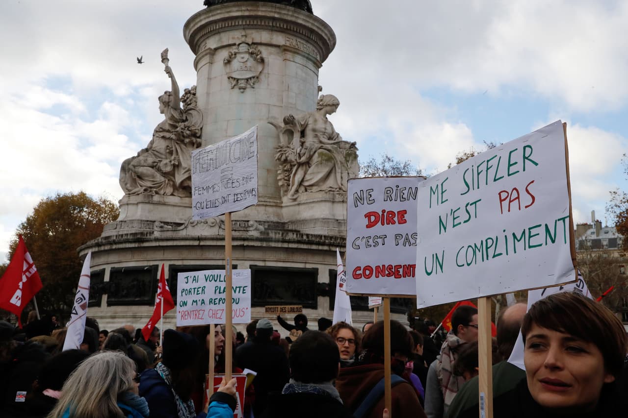 Una mujer sostiene un cartel que dice "silbarme no es un cumplido" durante una manifestación contra la violencia contra las mujeres en la Plaza de la República en París.