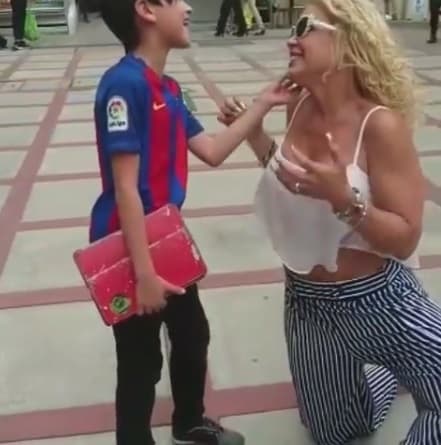 "Ayer una hermosa mujer me pidió que le cantara y, pues, ¿quién soy yo para decir que no? Gracias, Niurka, eres una linda persona", escribió Kenneth.