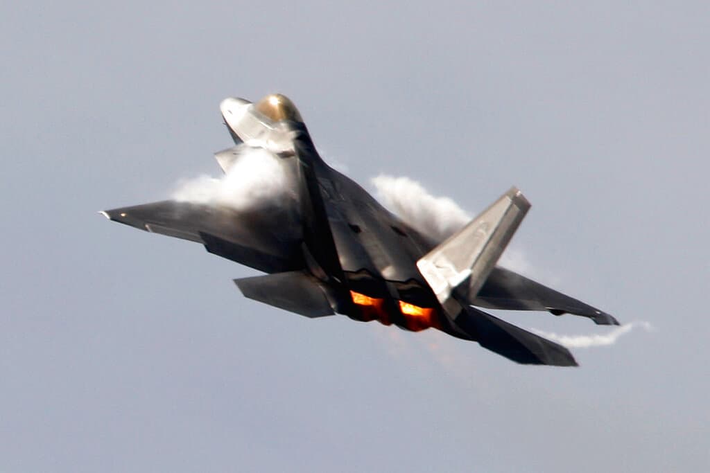 Si estabas esperando ver algo que superará todo lo que has experimentado hasta ahora espera a que haga su aparición el F-22 Raptor. Esta aeronave de quinta generación ha superado todos los límites de la aeronáutica para un caza diseñado en ala delta: es altamente sigiloso y alcanza una velocidad superior a sus competidores. Sin duda, una de las estrellas más esperadas durante el California Capital Airshow 2022.