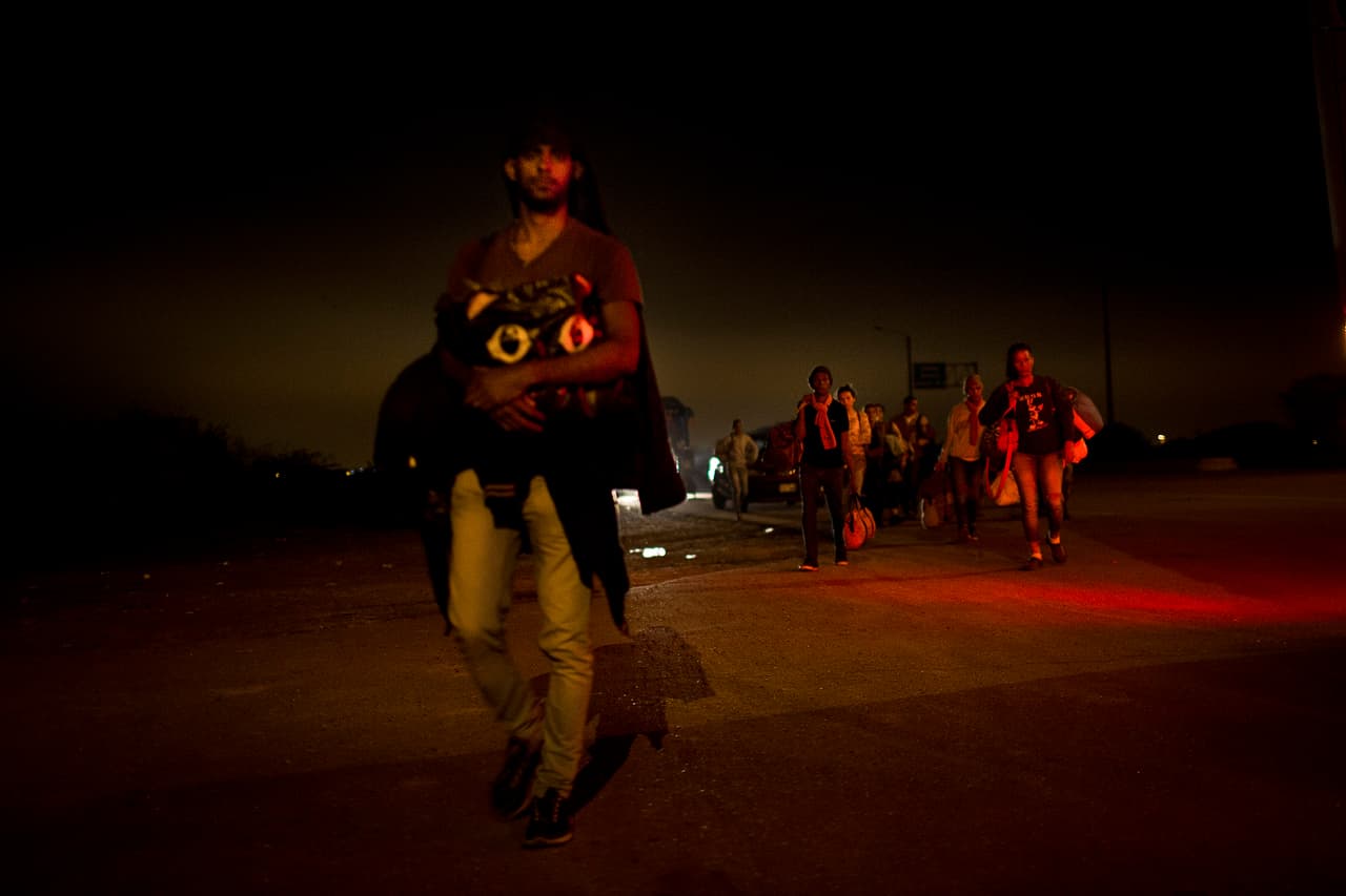 Los que llegaron sobre la medianoche del día 14 tuvieron que caminar hacia el centro binacional de atención fronteriza y esperar hasta que llegase la orden que les permitiera sumarse a las miles de personas que llevaban entre 10 y 15 horas haciendo filas en su interior.