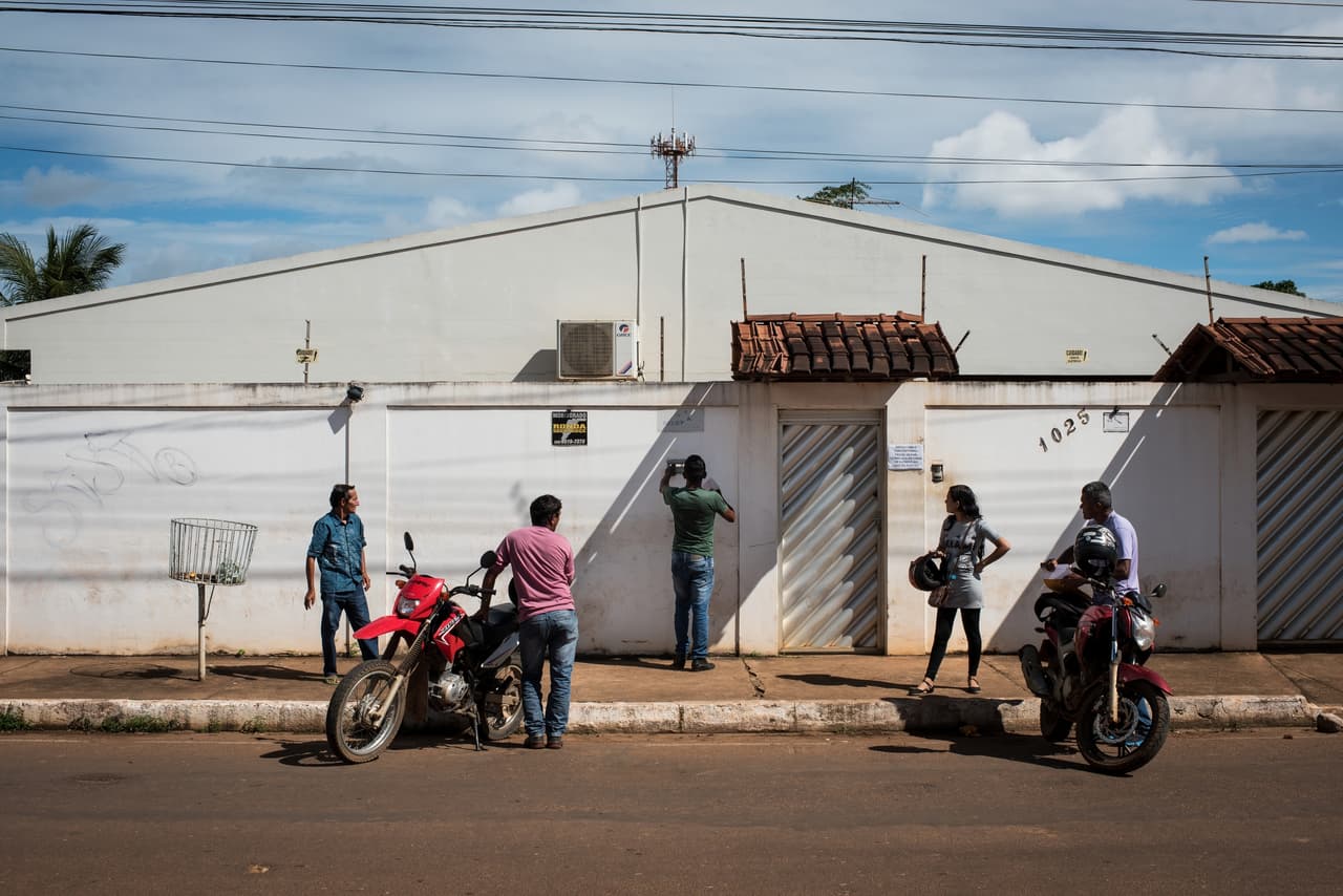 Residents of Altamira drop off resumes at the office of Belo Sun on January 19, 2017. After the company held a public meeting to talk about their plans to hire up to 5000 people, residents began to drop off resumes en mass. The company had not yet received their operating license or begun hire process. Since the construction of Belo Monte has been completed, unemployment in the city has skyrocketed.