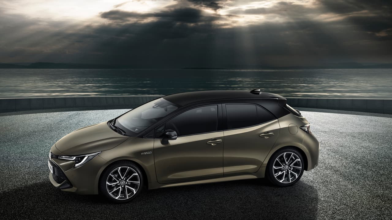 El nuevo Toyota Auris adopta el diseño de eslabones múltiples en su suspensión trasera, lo que deberá mejorar su estabilidad, así como el uso generoso de acero de alta resistencia en su carrocería para mayor rigidez torsional. Ambas mejoras deberán repercutir en un mejor manejo.
<br>
<br>Aún No se ha confirmado el momento de su llegada Norteamérica.