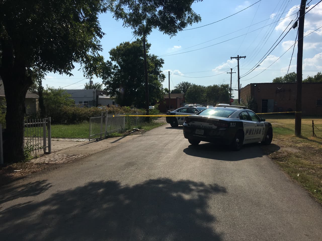 El Departamento de Policía de Dallas confirmó el tiroteo mortal en la cuadra 4000 de Urban Avenue. Según autoridades, dos hombres fueron encontrados heridos de bala en los predios de una localidad de juego. 
<br>