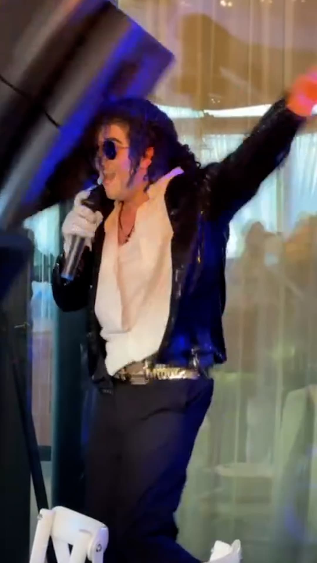 Una bocina cae sobre un imitador de Michael Jackson