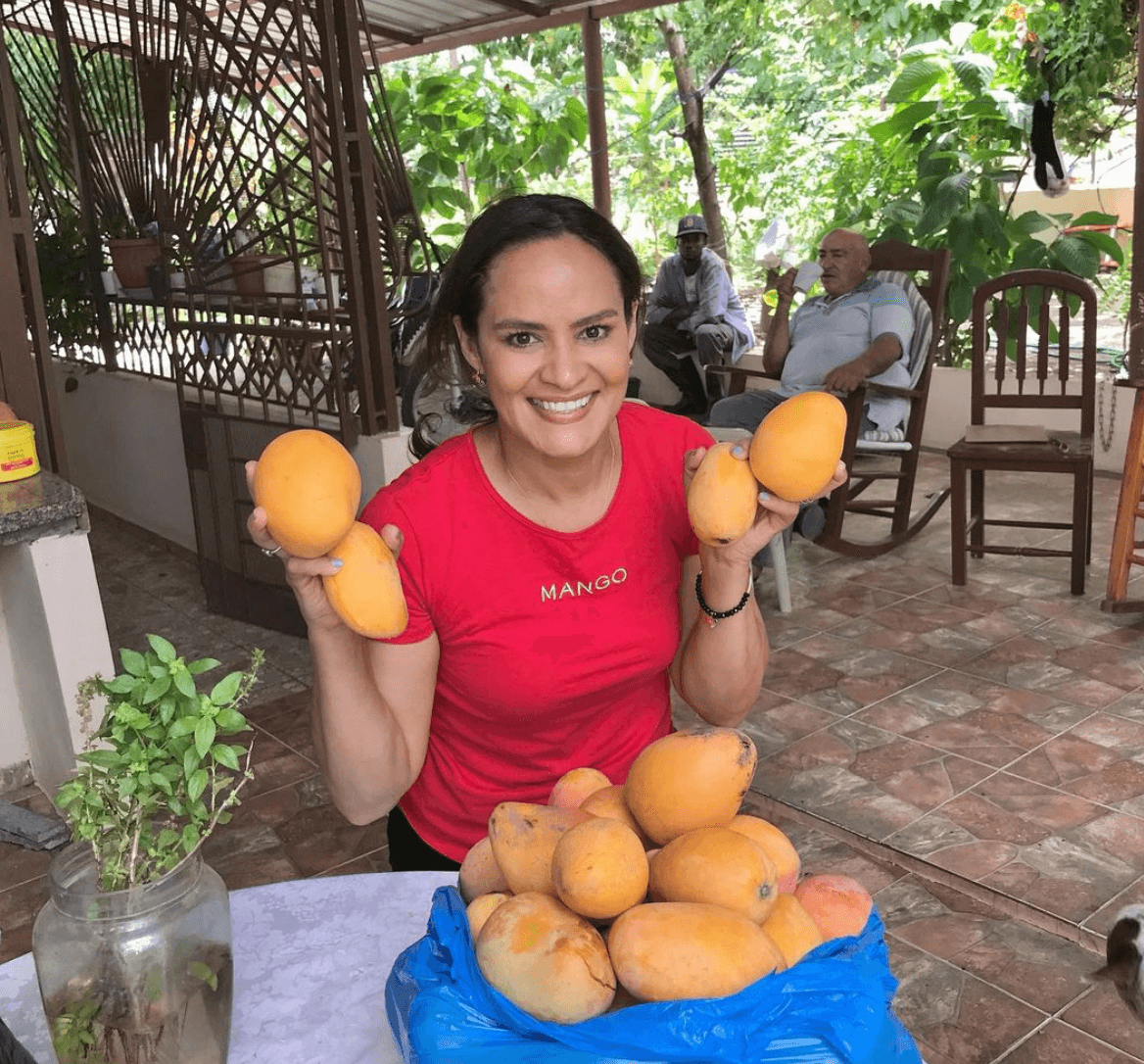 “No muchos conocen Baní”, dice. “Ese es mi lugar favorito de República Dominicana. Queda en la provincia de Peravia. Ahí puedes encontrar 
<b>los mejores mangos del mundo".</b>
